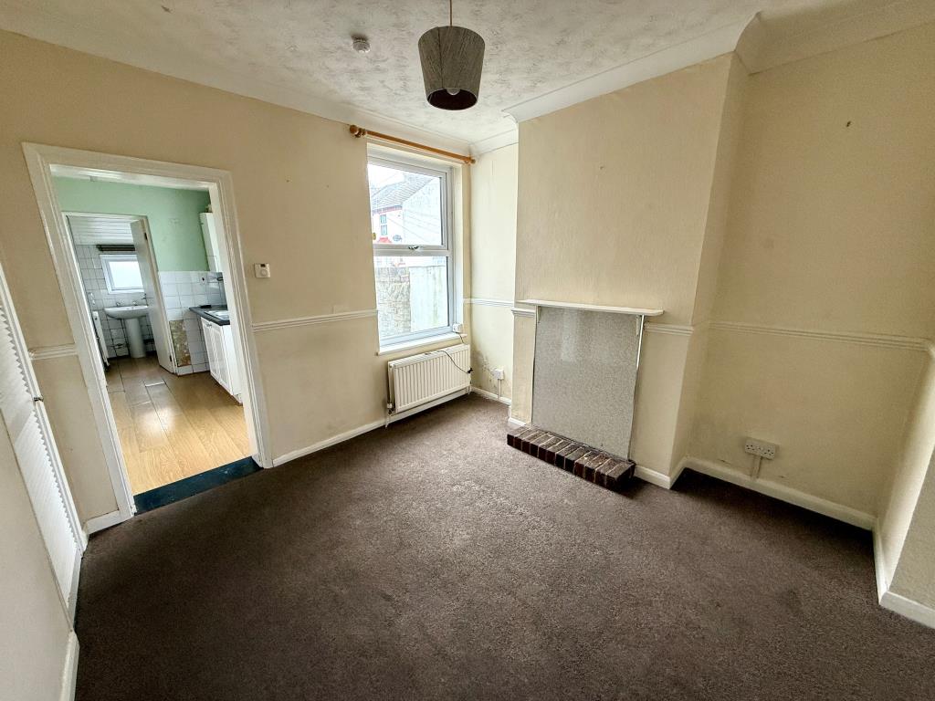 Lot: 174 - THREE-BEDROOM END-TERRACE FOR REFURISHMENT - Dining room
